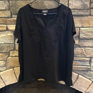 EUC Liz Claiborne embroidered black top with short flutter sleeves. Size 1X.